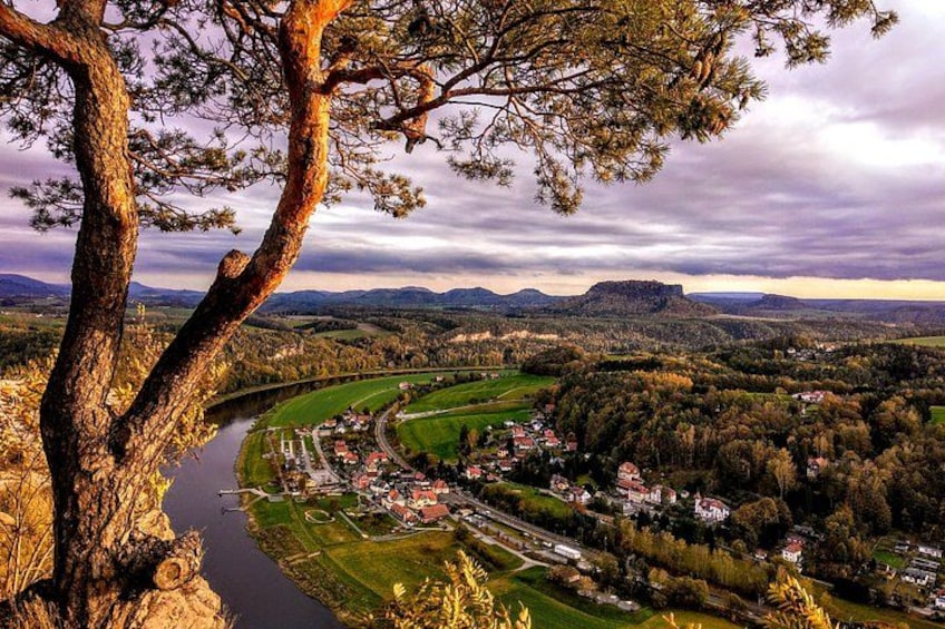 Een rivier kronkelt door een stad, omringd door heuvels en bomen. 2