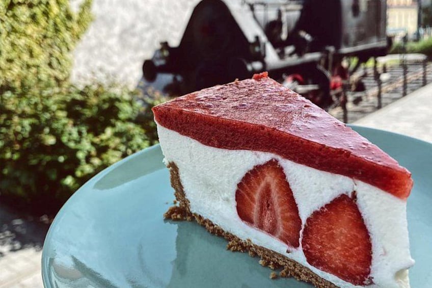 Una fetta di cheesecake con fragole su un piatto di vetro. 3