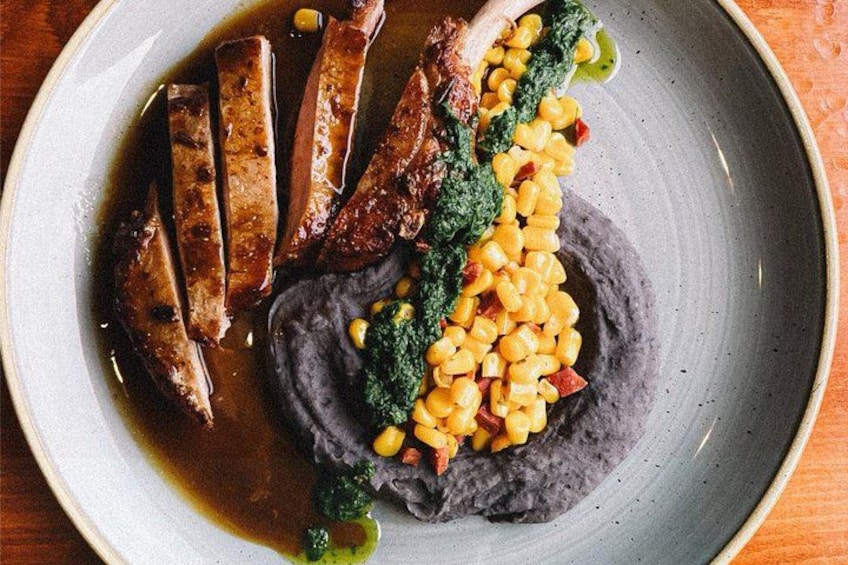 Un piatto con salsicce, purè di patate, mais e verdure. 2