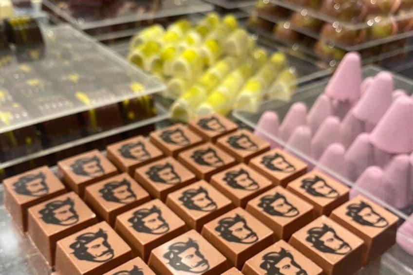 Chokoladeæsker med et mandes ansigt på. 2