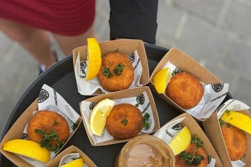 A tray with several boxes of fried food, each garnished with a lemon wedge. 1