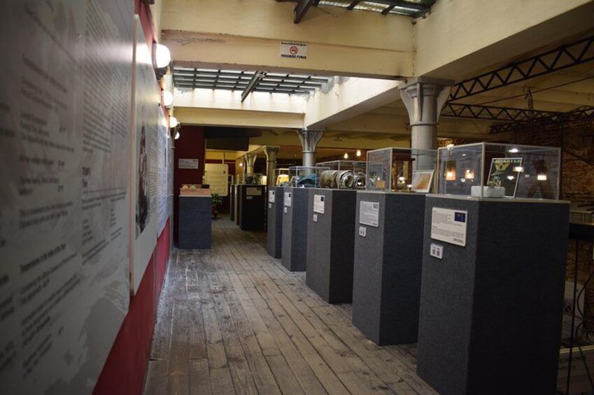 Un pasillo de museo con paneles informativos y exhibiciones. 3