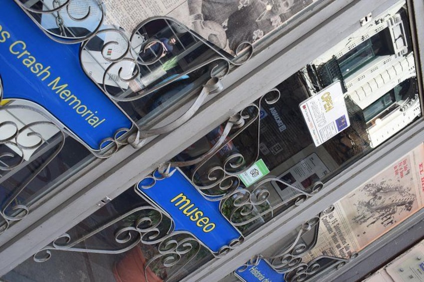 Una vitrina de museo con expositores de vidrio y placas informativas. 2