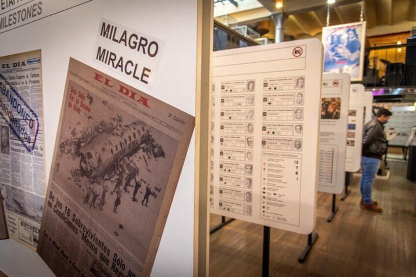 Una exhibición de museo con el esqueleto de un dinosaurio y paneles informativos. 2