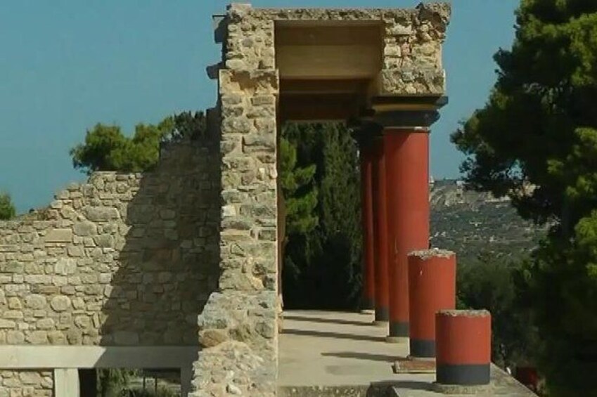 Vestiges d’anciens bâtiments en pierre, avec des colonnes rouges. 2