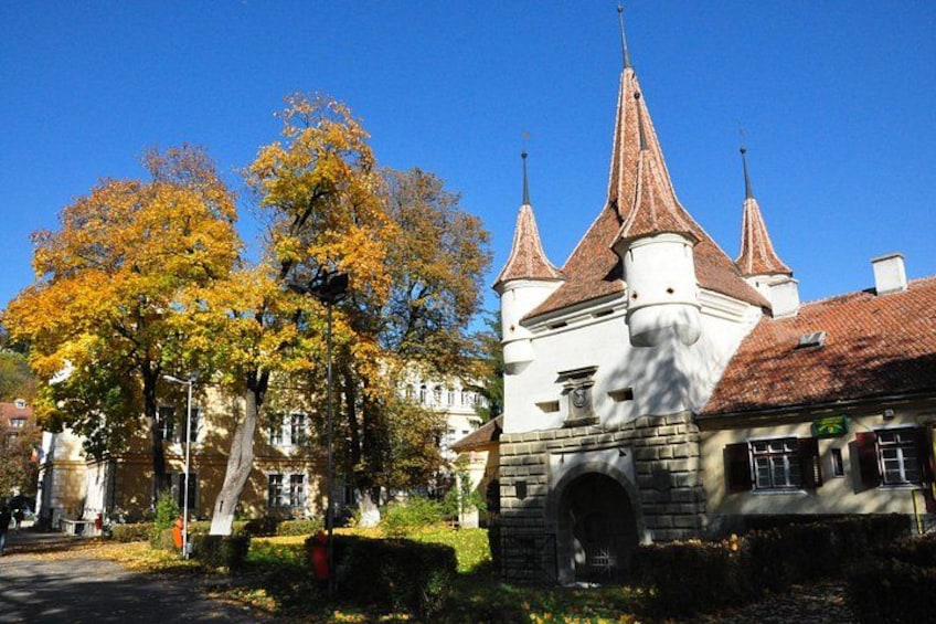 Un bâtiment historique doté de tours à flèche et d’une façade en pierre. 2
