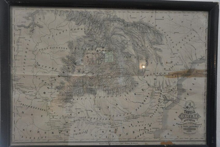 Un mapa histórico enmarco con detalles de la topografía y nombres de lugares. 4