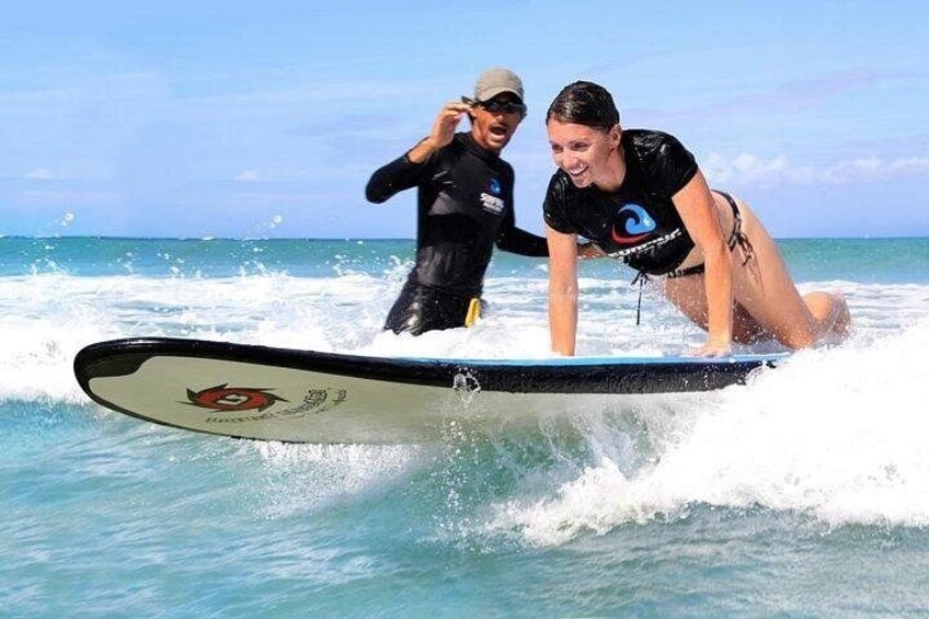 Deux personnes sur une planche de surf, dans l’océan. 3