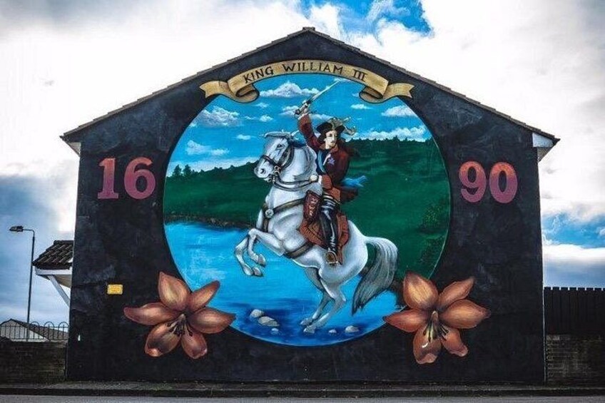 Une fresque représentant le roi Guillaume III à cheval, avec les chiffres 16 et 90 peints sur le bâtiment. 3