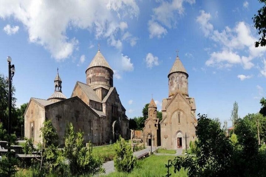 Una chiesa con due cupole e un campanile. 2