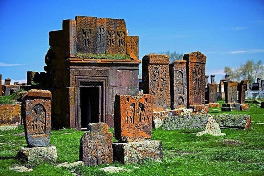 Un cimetière avec des pierres tombales en pierre et un bâtiment central. 1