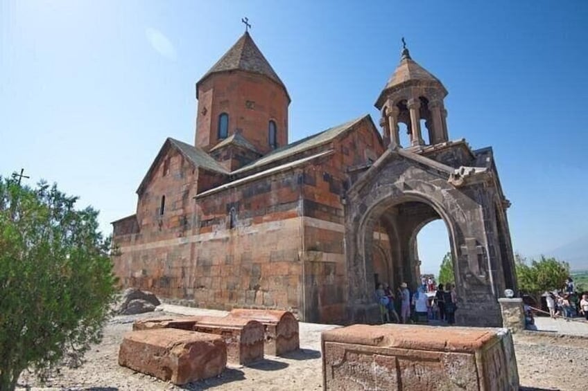 Eine historische Kirche mit einem Glockenturm und einem Rundbogenportal. 4