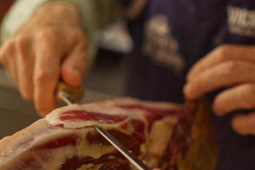 Una persona taglia la carne con un coltello. 2