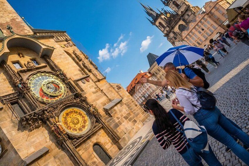 Un edificio histórico con relojes ornamentales y una plaza adoquinada. 2