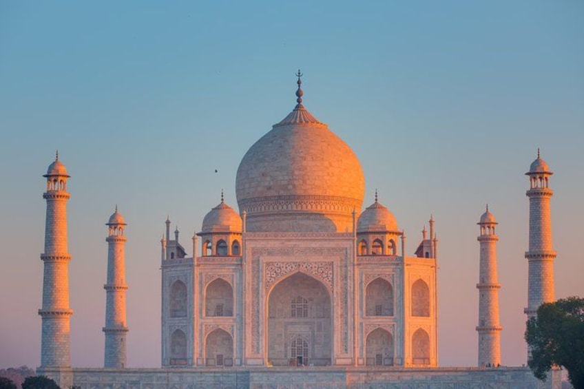 De Taj Mahal met vier minaretten en een grote centrale koepel. 2