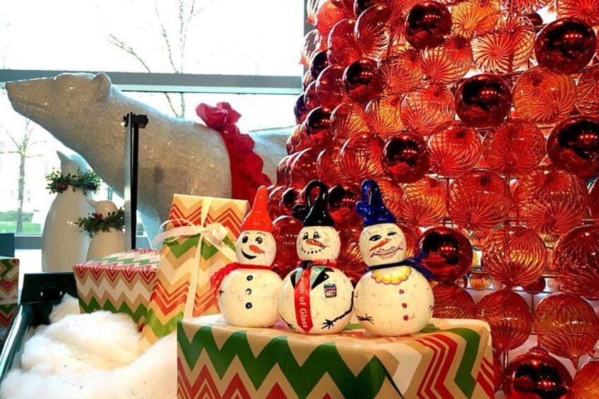 Une décoration de Noël avec des bonhommes de neige, des cadeaux et des ornements rouges. 4