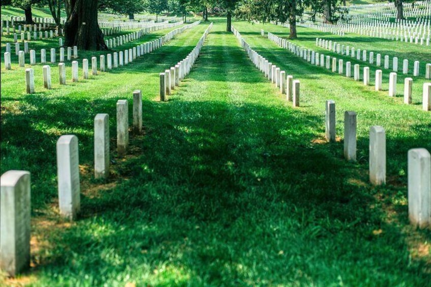 Ein Friedhof mit Reihen von Grabsteinen und einem zentralen Weg. 5