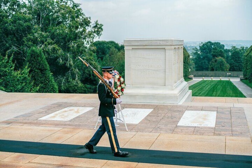 Ein Militärwache steht vor einem Gedenkmonument. 3