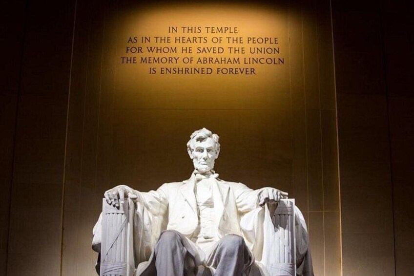 Una estatua de Abraham Lincoln sentado, con una chaqueta doblada en la mano, y una placa que indica su importancia para la Unión. 2