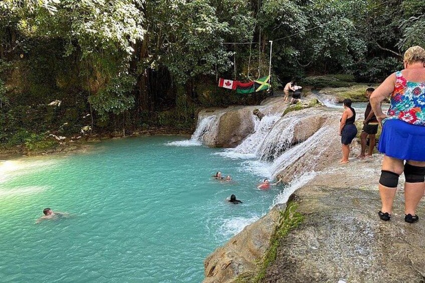 Une piscine naturelle où l’on peut se baigner, avec une cascade en arrière-plan. 3