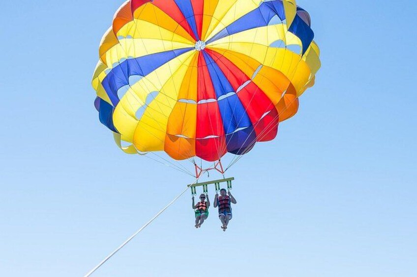 Une personne qui fait du parachutisme avec un parachute aux couleurs vives. 4