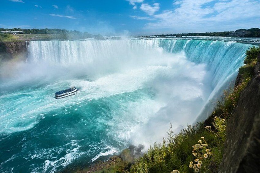 Een boot vaart door een enorme waterval. 2