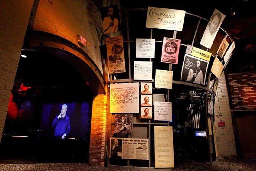 Een muur met diverse posters en borden, waaronder een opvallende met een microfoon en de tekst '(Patsy Cline) Full Sail'. 5
