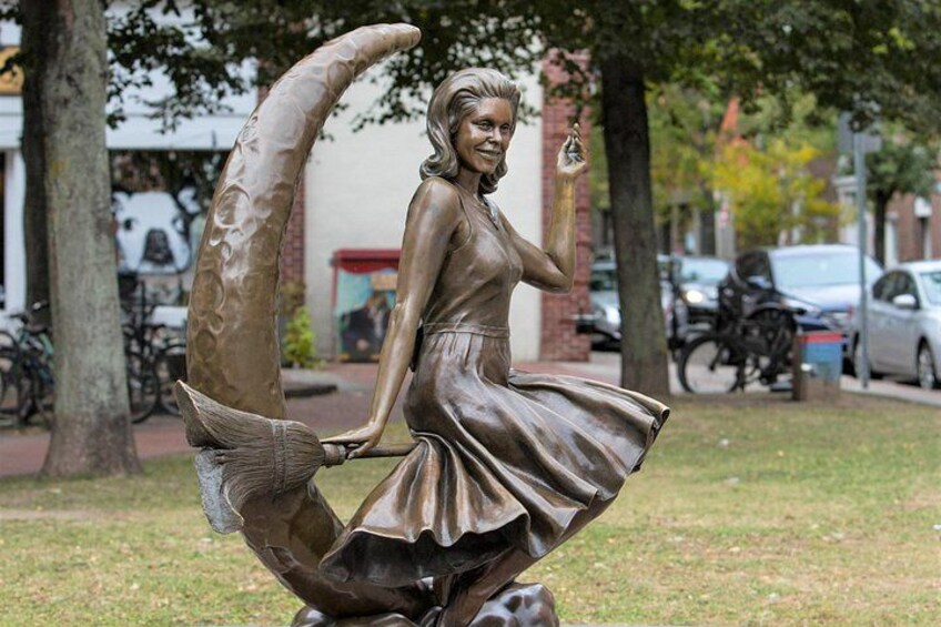 Samantha statue 2
