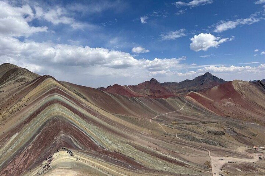 Una cadena montañosa colorida con una carretera sinuosa. 3