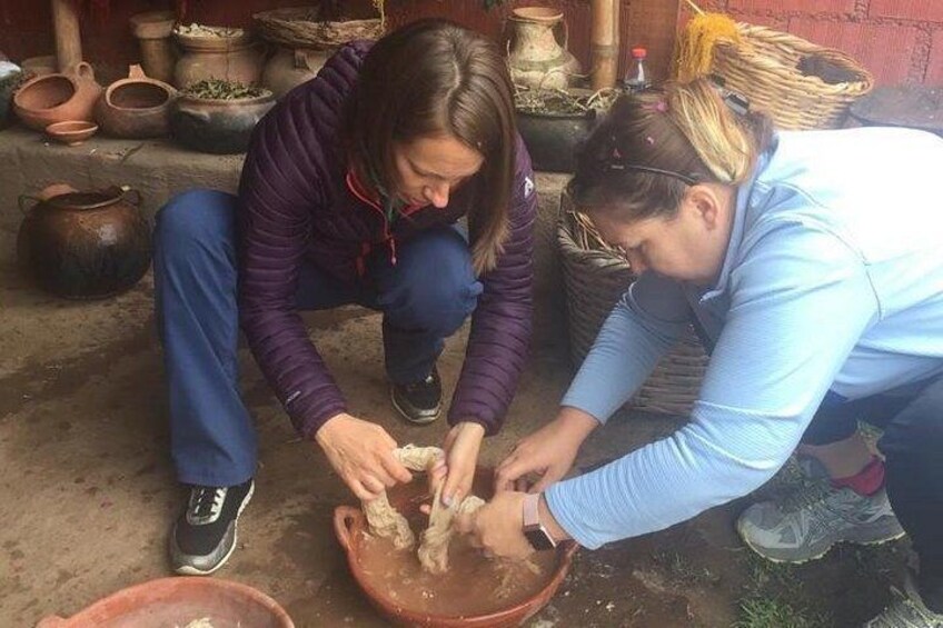Sacred Valley Textile Workshop – Dyeing & Weaving in Cusco 4