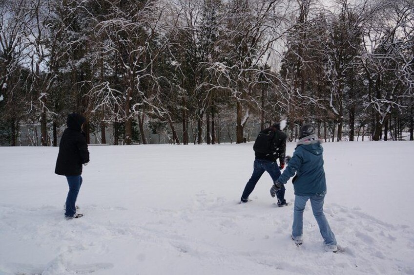 Ein verschneiter Park, in dem Menschen im Schnee spielen. 4