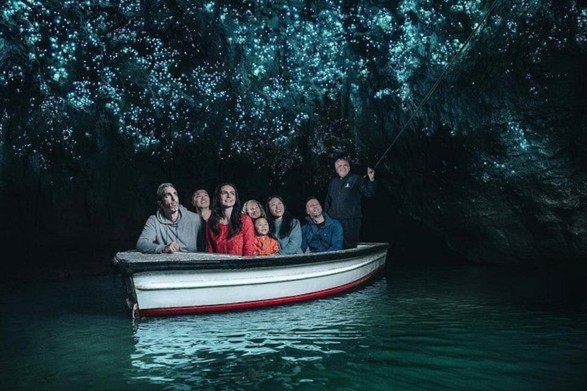 Una barca con persone su un corpo d'acqua calma, circondata da una zona boschiva. 1