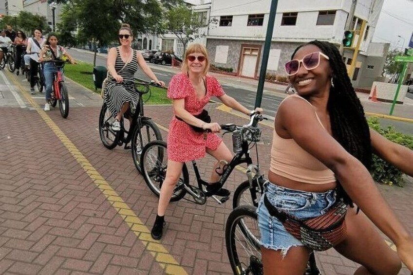 Personas montando bicicletas en un sendero pavimentado. 3