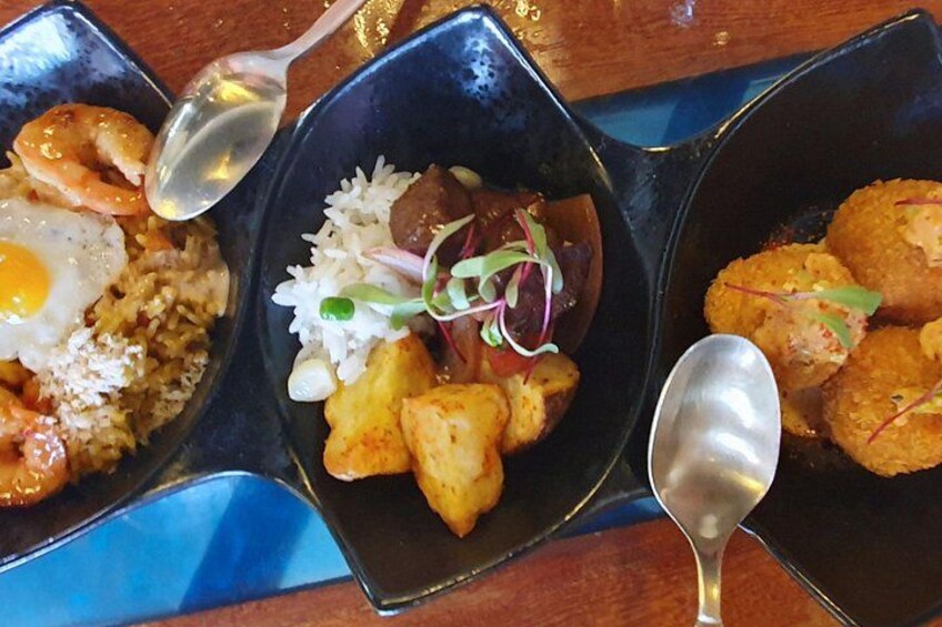 Un repas composé de crevettes, de riz et d’aliments frits, servi sur une table. 2