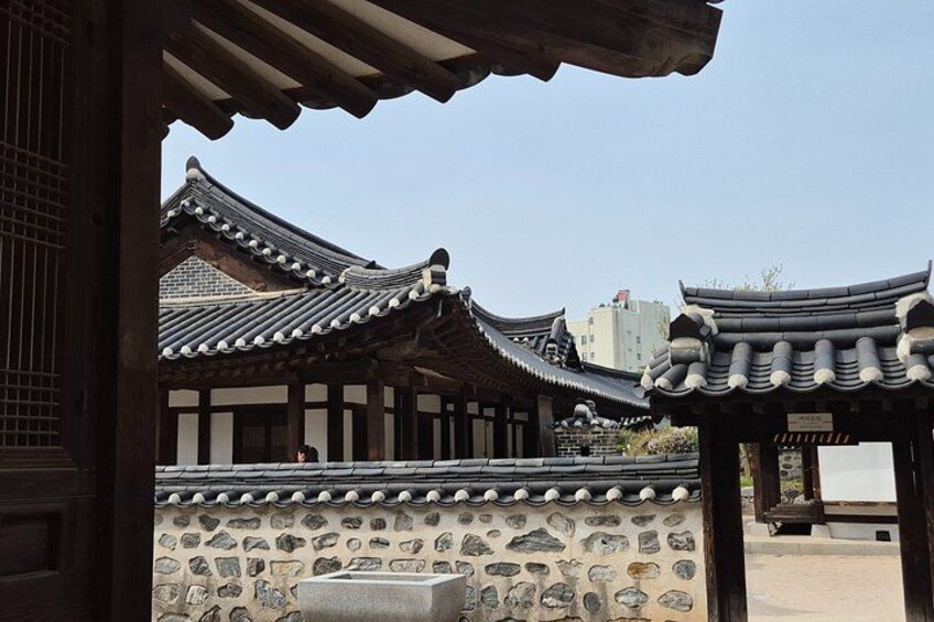 Traditionelle koreanische Architektur mit geschwungenen Ziegeldächern und Steinmauern. 4
