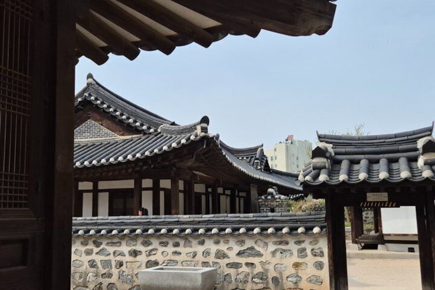Arquitectura coreana tradicional con tejados de tejas y muros de piedra. 2