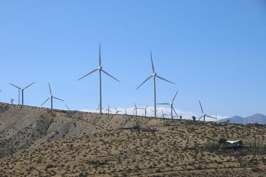 The San Gorgonio Pass is the windiest place in the US 3