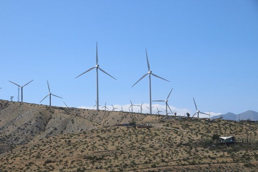 The San Gorgonio Pass is the windiest place in the US 3