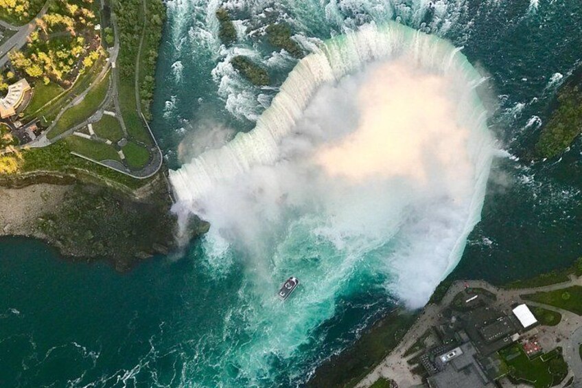 Niagara Falls Tour with Boat + Behind Falls & Niagara on the Lake 3