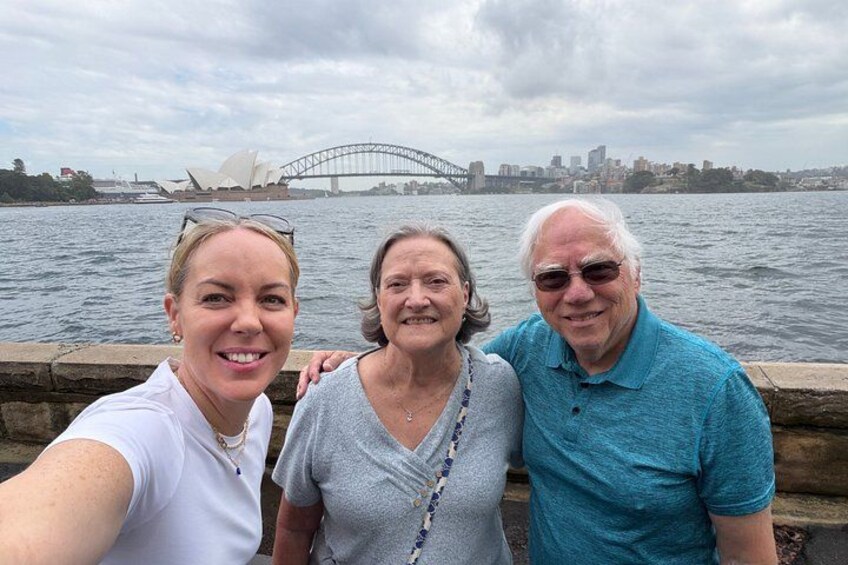 Tre personer tager en selfie med Sydney Opera House og Sydney Harbour Bridge i baggrunden. 4