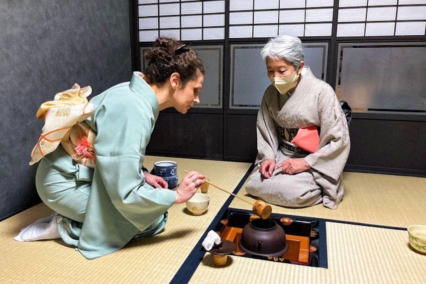 Under the guidance of a master of the tea ceremony, you too can experience the joy of making tea yourself. 5