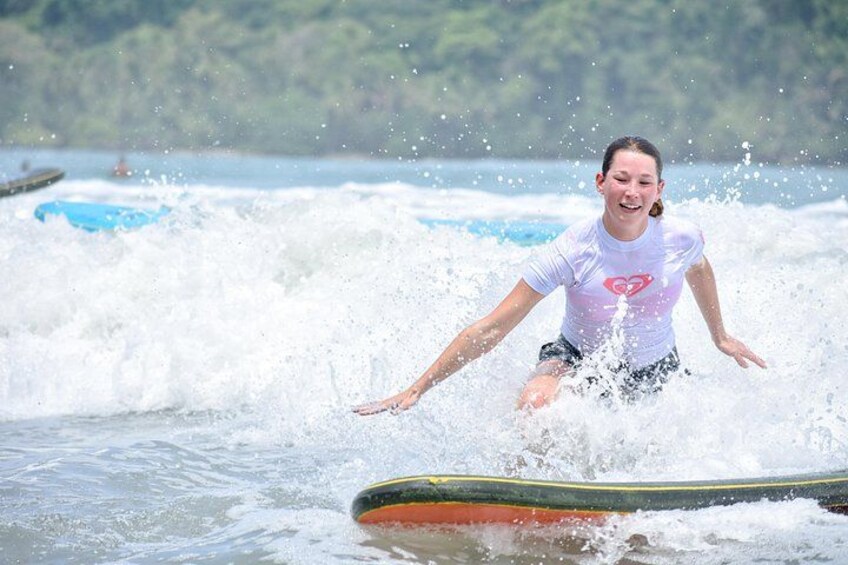 Una persona che fa surf su un'onda nell'oceano. 1