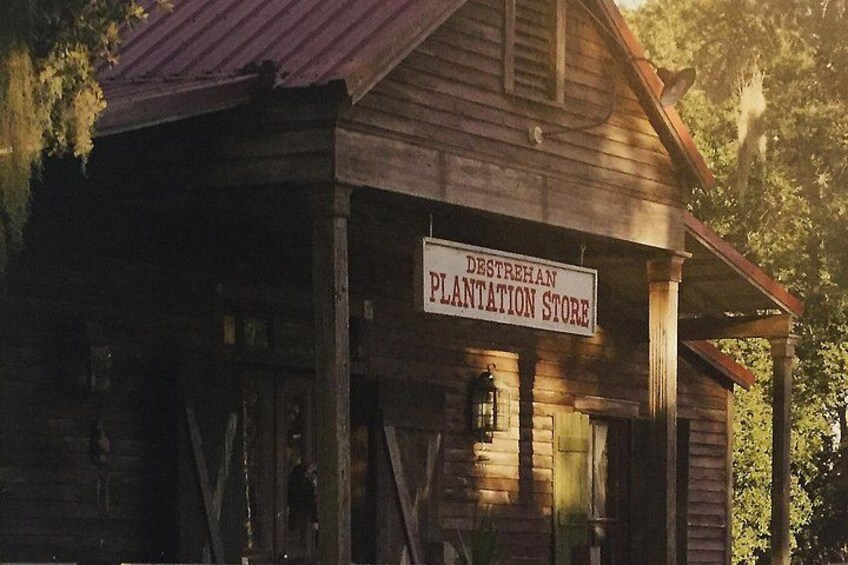 Un bâtiment en bois sur lequel on peut lire l’inscription : « Magasin de la plantation Destrehan ». 5