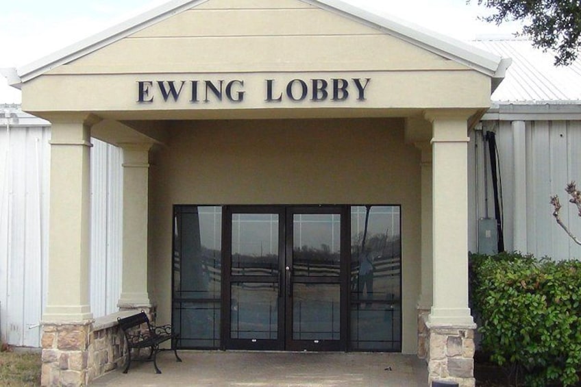 Un edificio con un letrero que dice 'EWING LOBBY'. 2