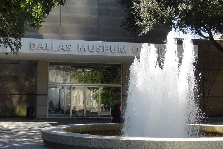 Il Museo d'Arte di Dallas con una fontana antistante. 2