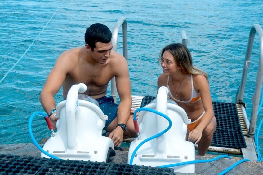 Dos personas en la piscina con toboganes de agua. 3