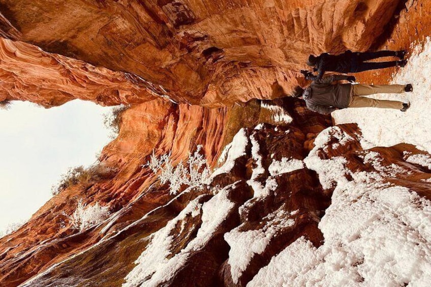 Una persona escalando una montaña rocosa con parches de nieve. 2
