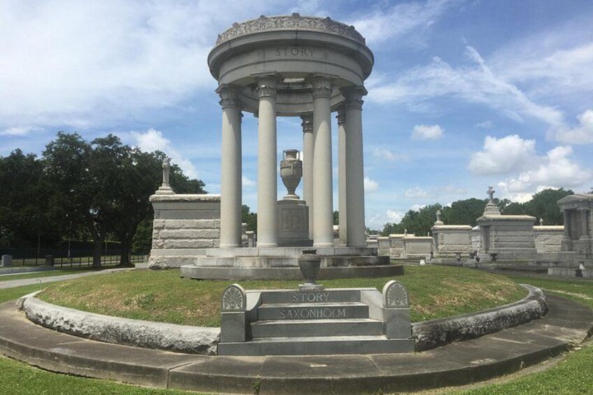 Un monument historique à la structure circulaire, doté de colonnes et d’inscriptions. 2