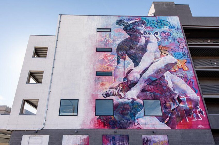Un edificio con un grande murale raffigurante un uomo e una donna. 4