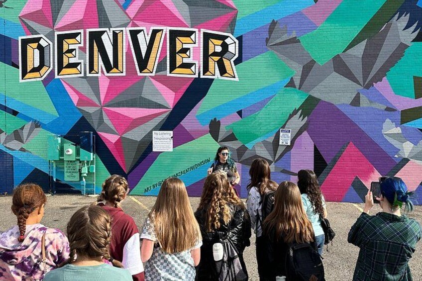 Un mural colorido con la palabra 'DENVER' destacada. 3